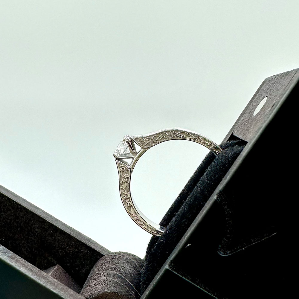 Помолвочное кольцо узором с бриллиантом 0,24 ct