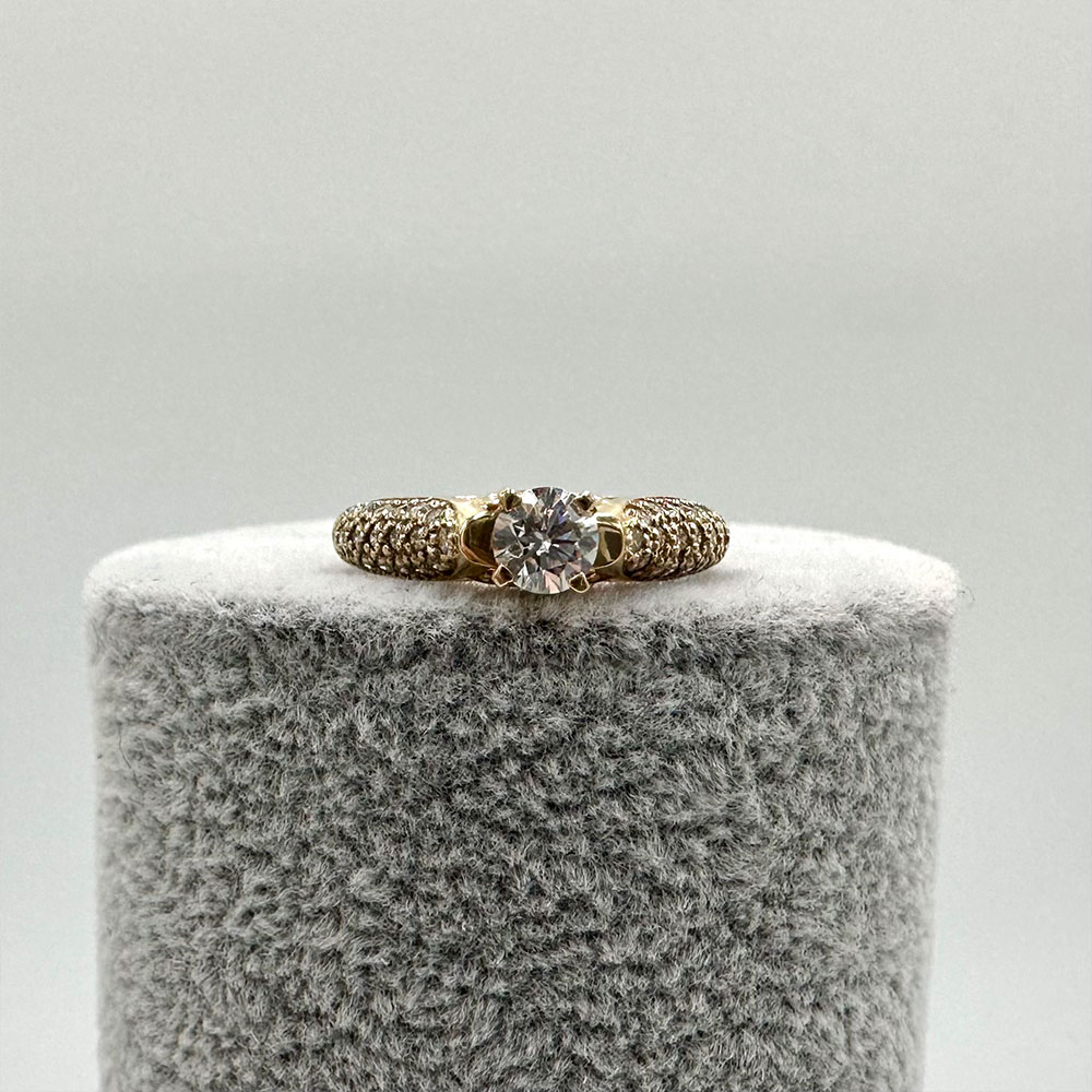 Золотое помолвочное кольцо с бриллиантами