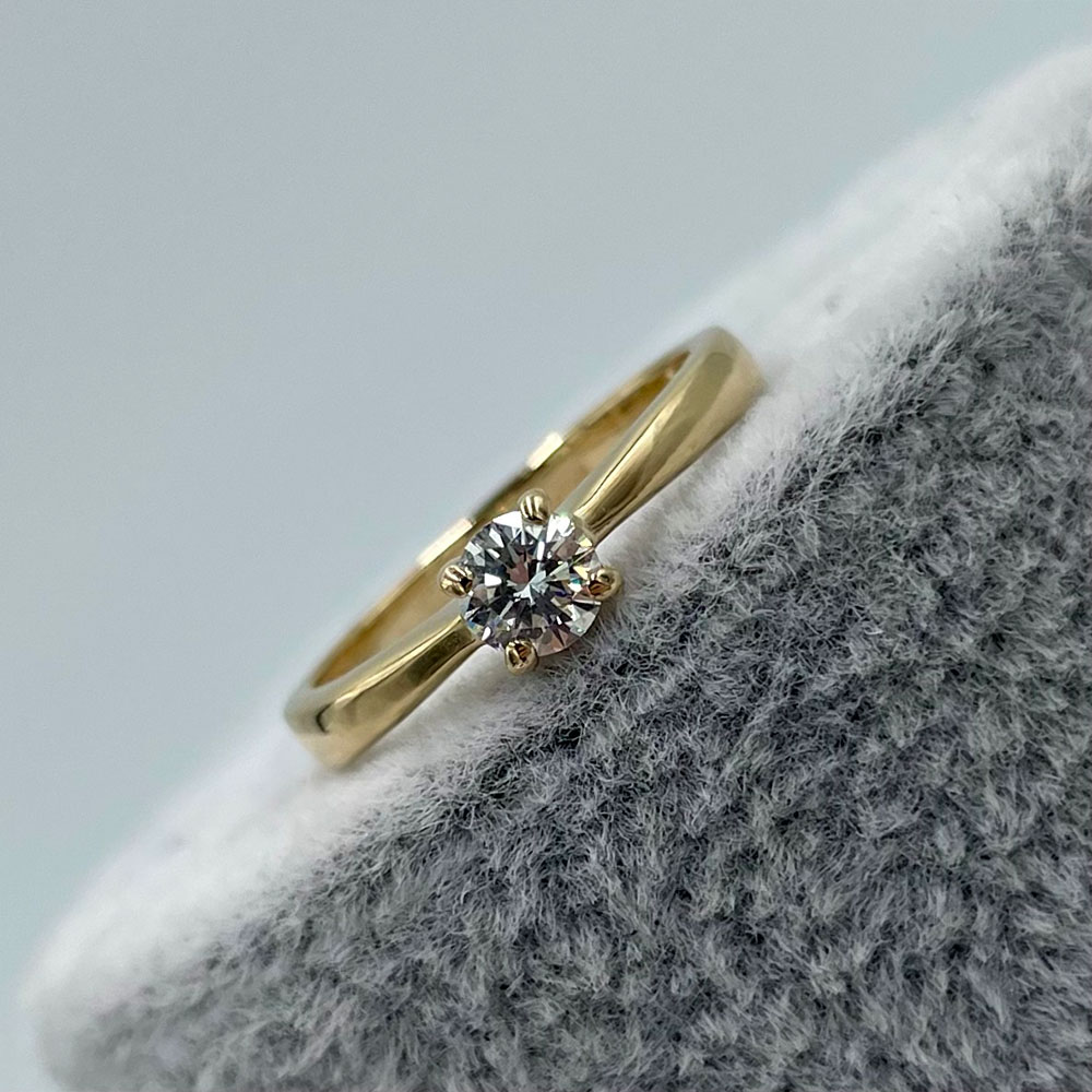 Золотое кольцо с бриллиантом в 0,25 ct