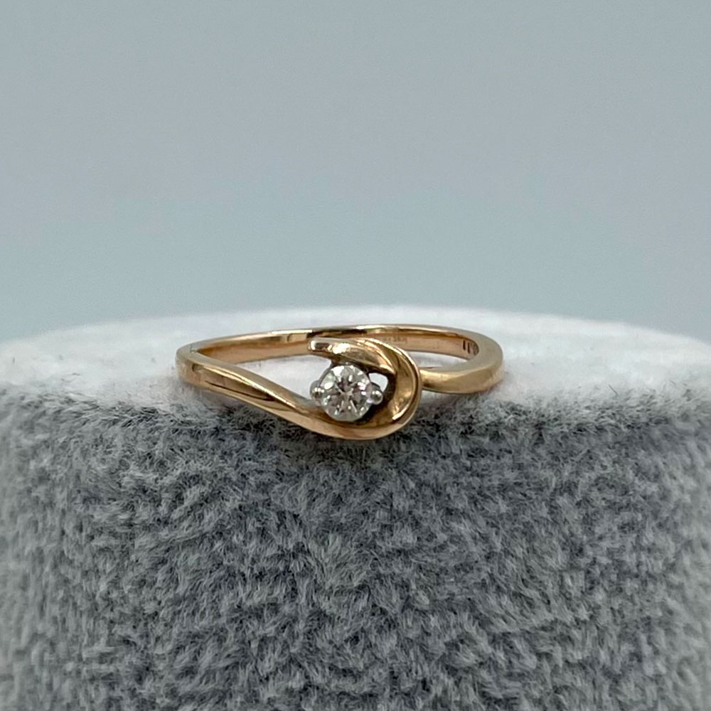 Золотое кольцо с бриллиантом 0,1 ct
